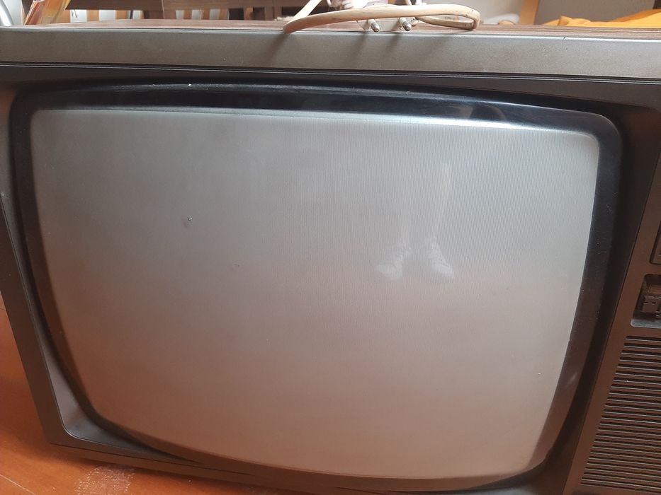 TV antiga sem comandos