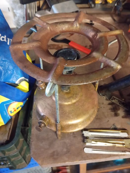 Máquinas a petróleo e gasolina antigas a trabalhar