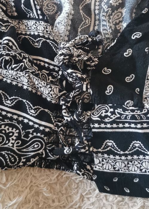 Crop top na krótki rękaw we wzory Bershka rozmiar S