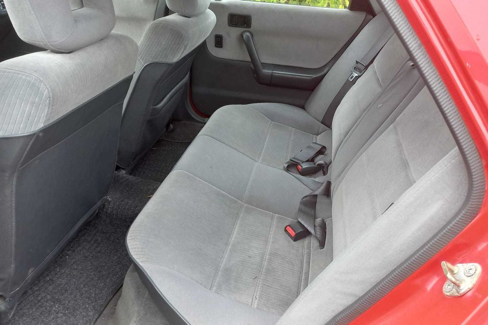 Mazda 323f Vermelho