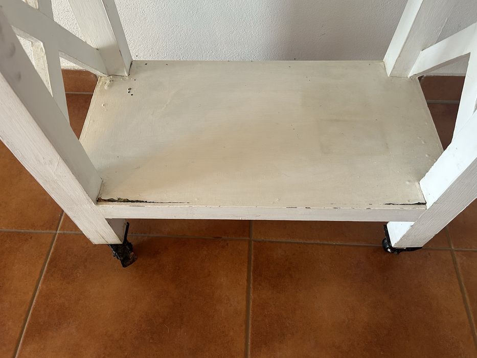 Mesa em madeira maciça com rodas para restaurar