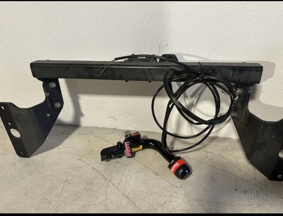 Conjunto de engate de reboque com bola de reboque e chicote elétrico