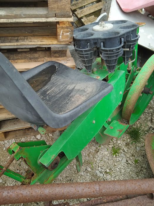 Várias alfaias agrícolas