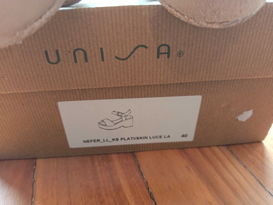 Sofisticação em Cada Passo – Sandálias Beje UNISA