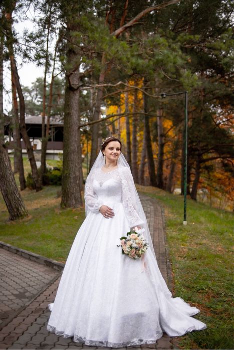 Продам весільну сукню з шлейфом