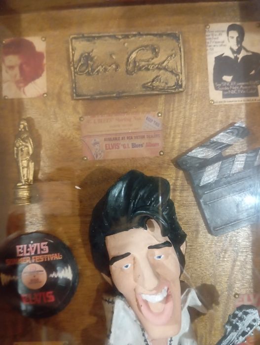 Elvis Presley em imagens 3D, em figura numa moldura em caixa de madeira