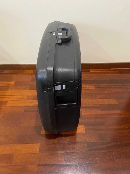 Mala de viagem média, rígida e preta da marca Delsey