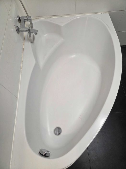 Wanna narożna z baterią