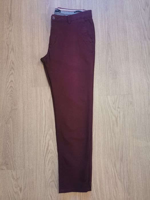 Eleganckie wyjściowe spodnie męskie bordowe