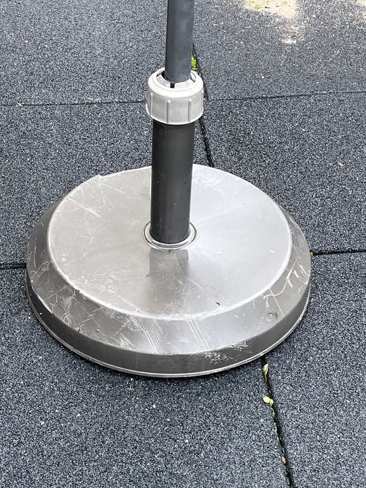 Guarda-sol grande vermelho com base