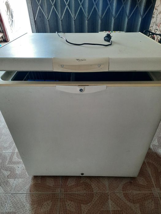 Arca congeladora Whirlpool com 215 Litros
