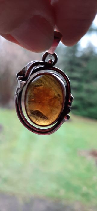 Klasyczny wisiorek bursztyn w srebrze