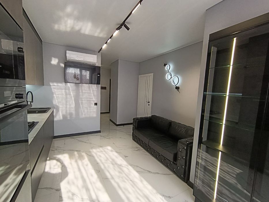 Будинокз підземним паркінгом уцентрі поблизу парку