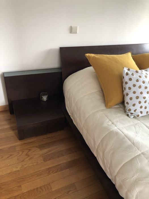 Cama casal com estrado e mesas cabeceira