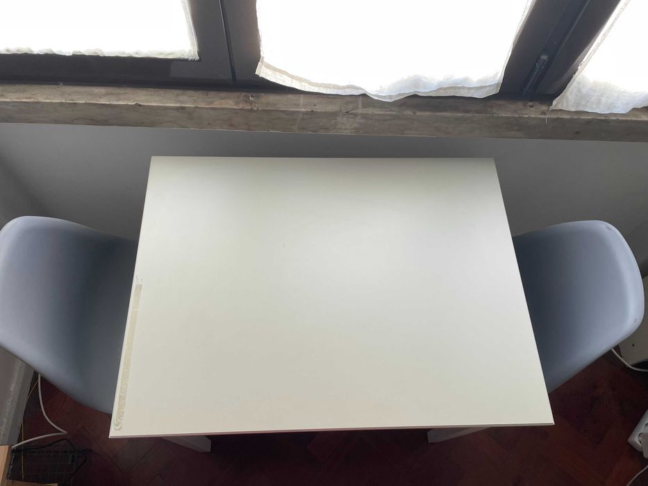 Conjunto Mesa IKEA Näsinge + 2 Cadeiras Nórdicas