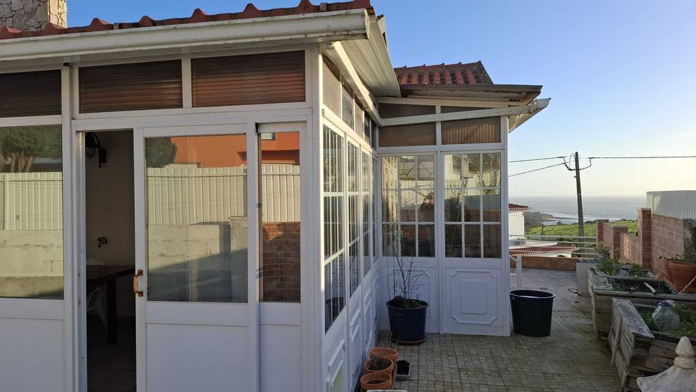 Marquise solida em vidro e alumínio 50m2, 3 janelas e 1 porta