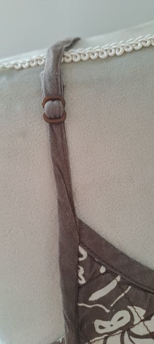 Top estampado castanho e beje, com alcas reguláveis, tam M