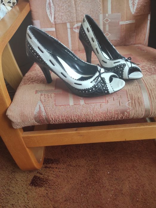 Czółenka na obcasie odkryte palce