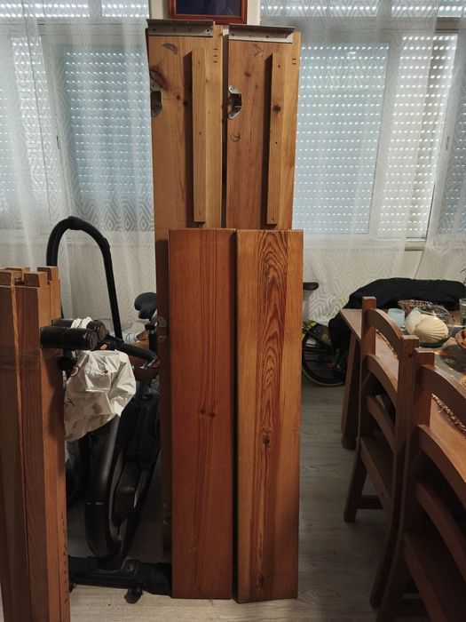 Cama em pinho, corpo é meio