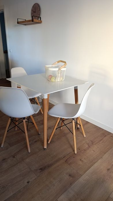 Mesa branca e madeira 4 pessoas com cadeiras