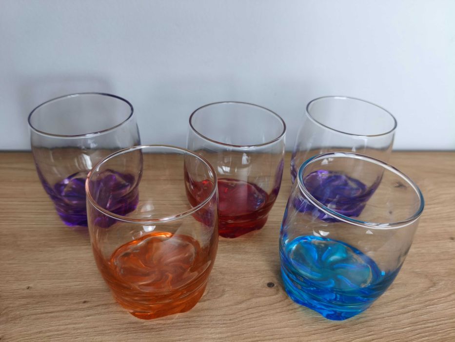 Literatki szklanki na napoje z kolorowym dnem zestaw 5szt