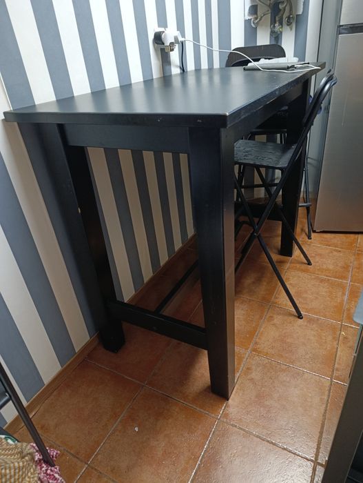 Mesa alta e 4 cadeiras