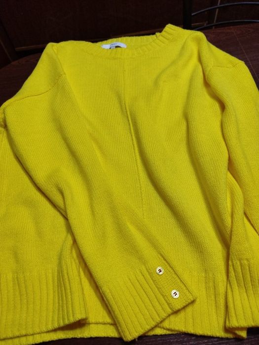 Свитер яркий,желтый