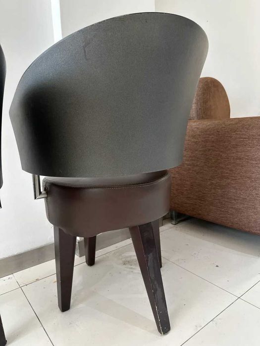 Par de Cadeiras de Design — Assento em Pele