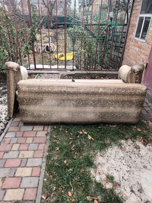 Продам диван на перетяжку