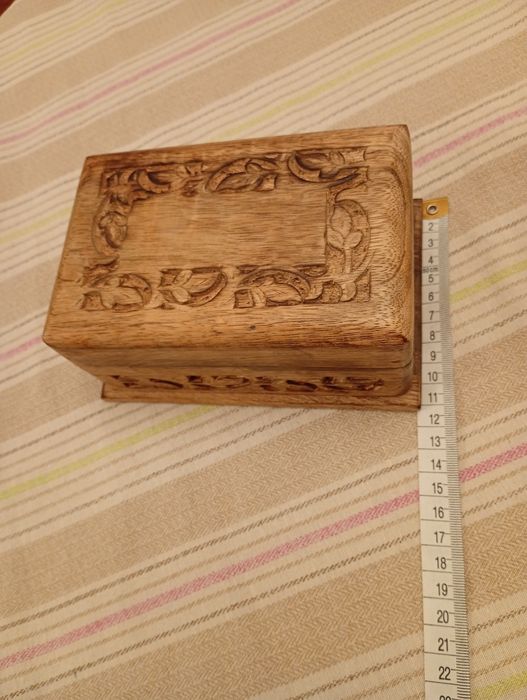 Szkatułka drewniana ręczne rzeźbiona