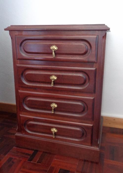 Cama e mesas de cabeceira em mogno