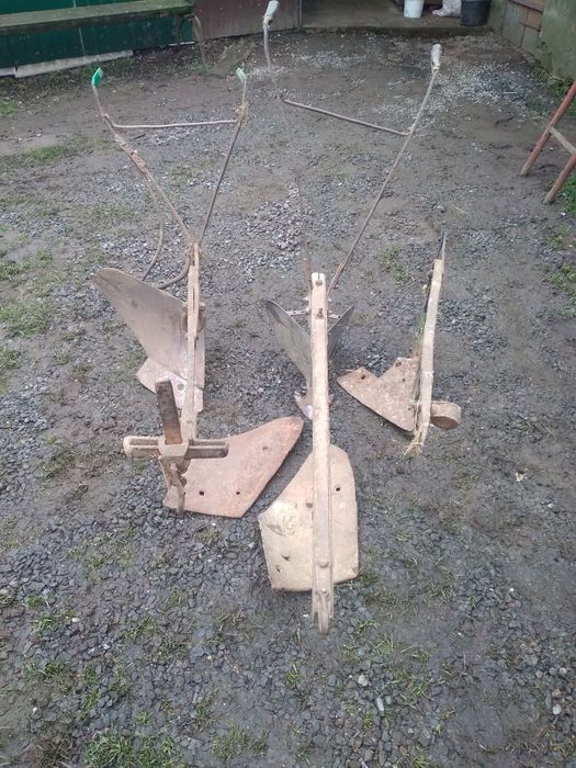 Продам 2 плуга кінних 1 підгортач кінний іі 3 борони