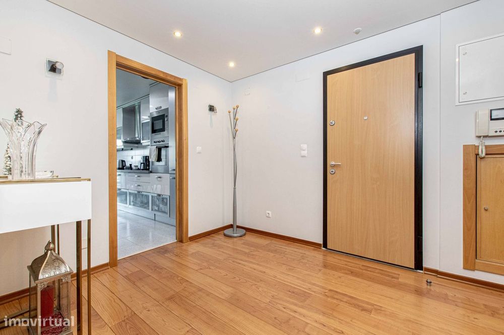 T3 com vista sobre o Jamor, box de 58 m² e condomínio com piscina