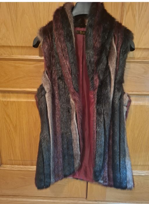 Colete em Pelo Vermelho e Preto.