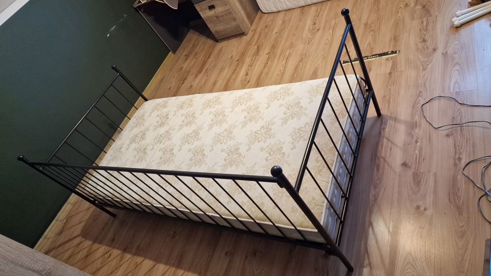 Sprzedam łóżko młodzieżowe z materacem