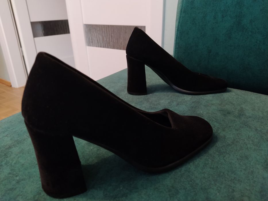 Czarne czółenka słupek 37