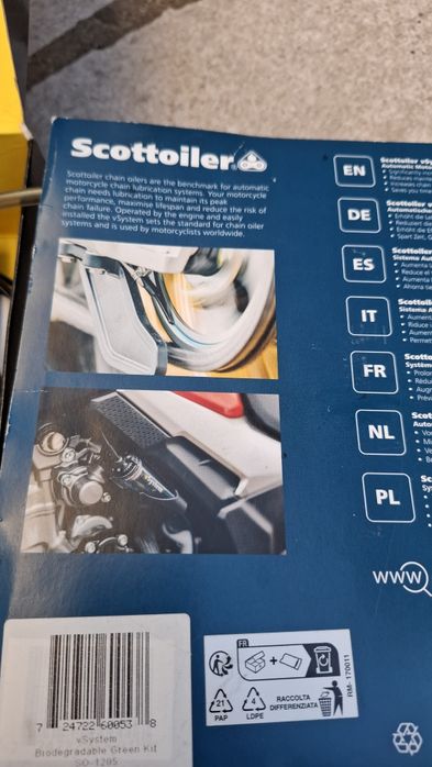 scottoiler  , lubrificante  automatico  para a corrente da moto, leva uma embalagem de oleo por estriar , mantém  a corrente sempre lubrificada.