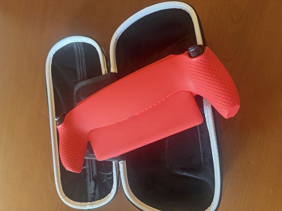 PlayStation Portal Remote Player (Preto) + Bolsa de Transporte Rígida + Caixa + Proteção em silicone em vermelho