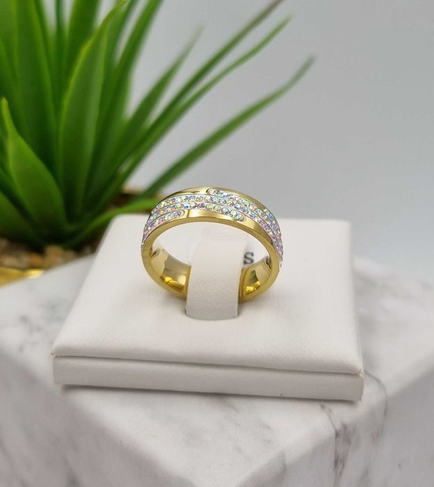 Pierścionek z cyrkoniami stal chirurgiczna kolor zloty średnica 1,7 cm