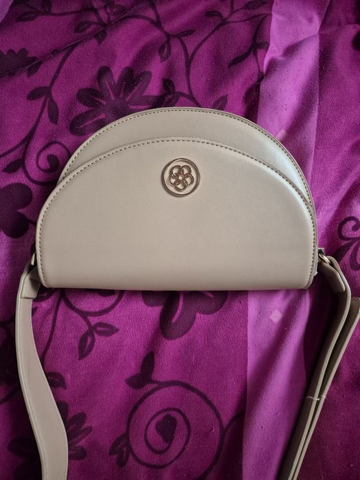 Beżowa torebka crossbody listonoszka nerka