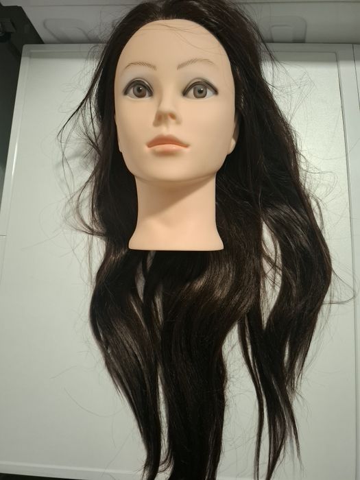 Cabeça de manequim com cabelo
