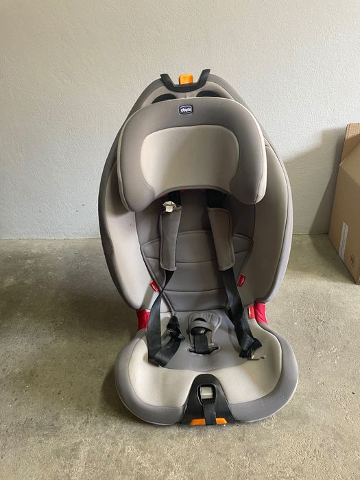 Cadeira Chicco grupo 1,2,3 (com acessórios)