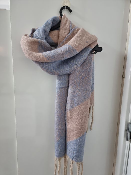 Cachecol fofo azul, bege e rosa