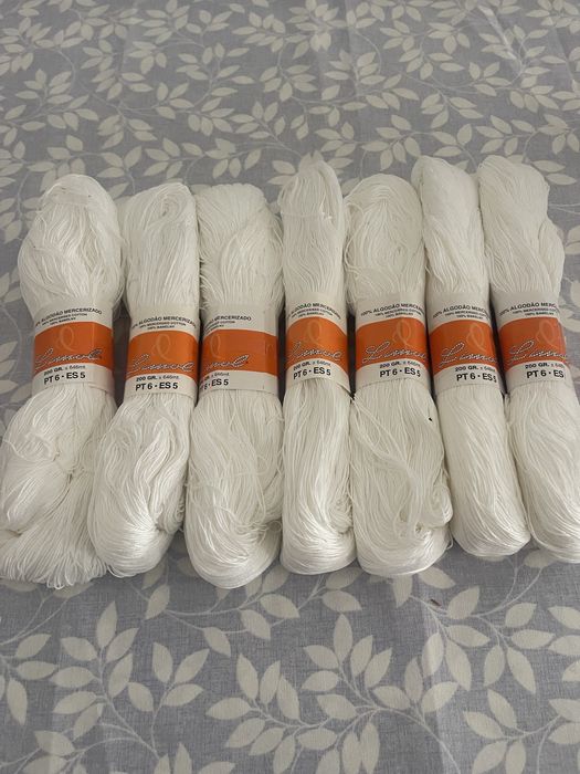 Linhas novelos cor branco