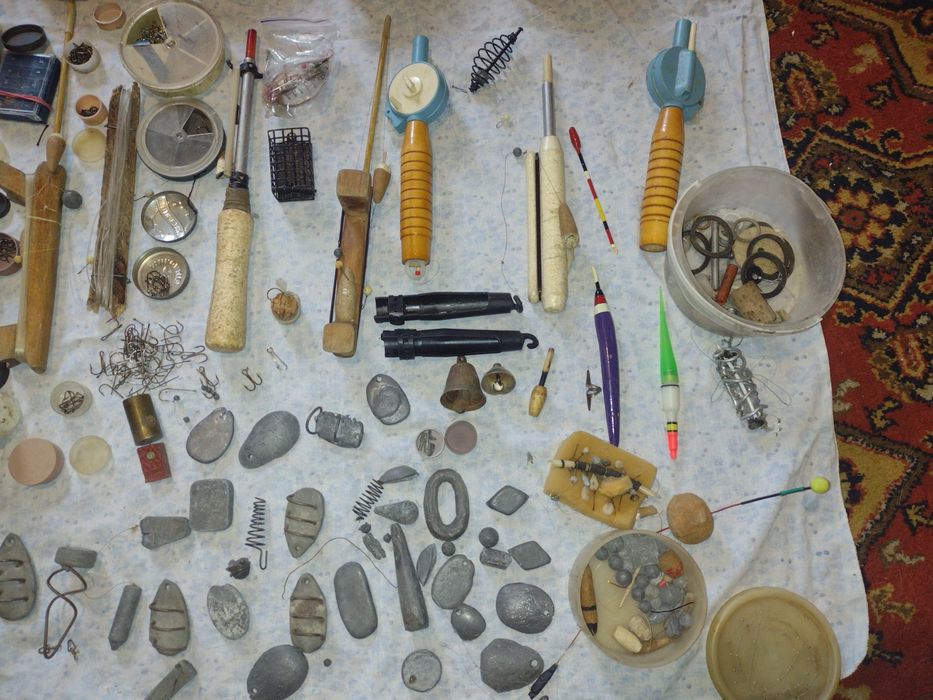 поплавок, крючки,+сумка и садок,стул.Все одним лотом.Смотрите все фото