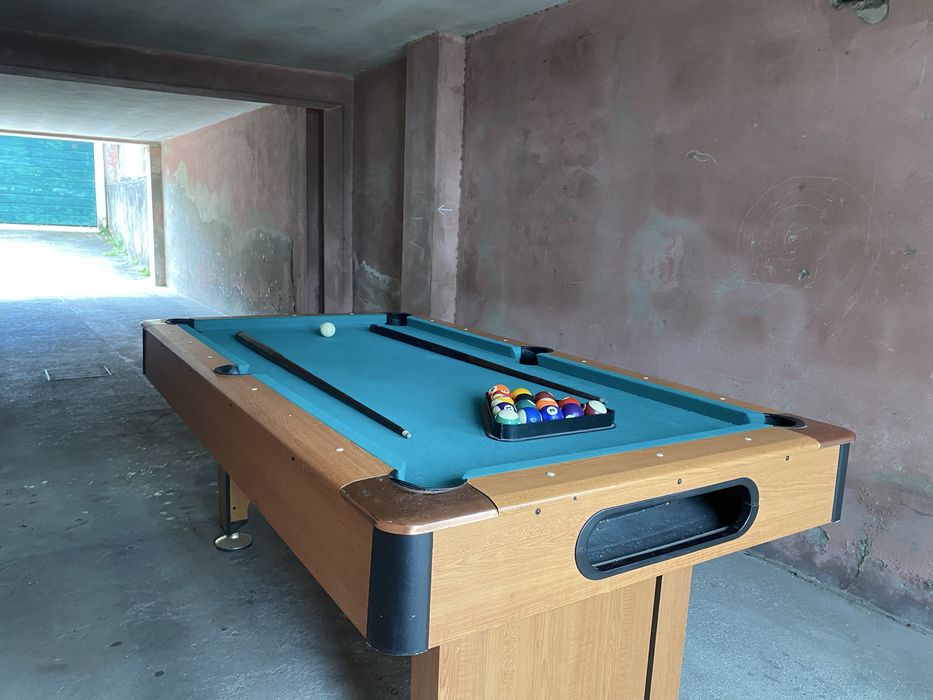 Bilhar snooker com tacos e bolas