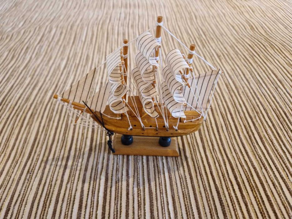 Barco decorativo em madeira