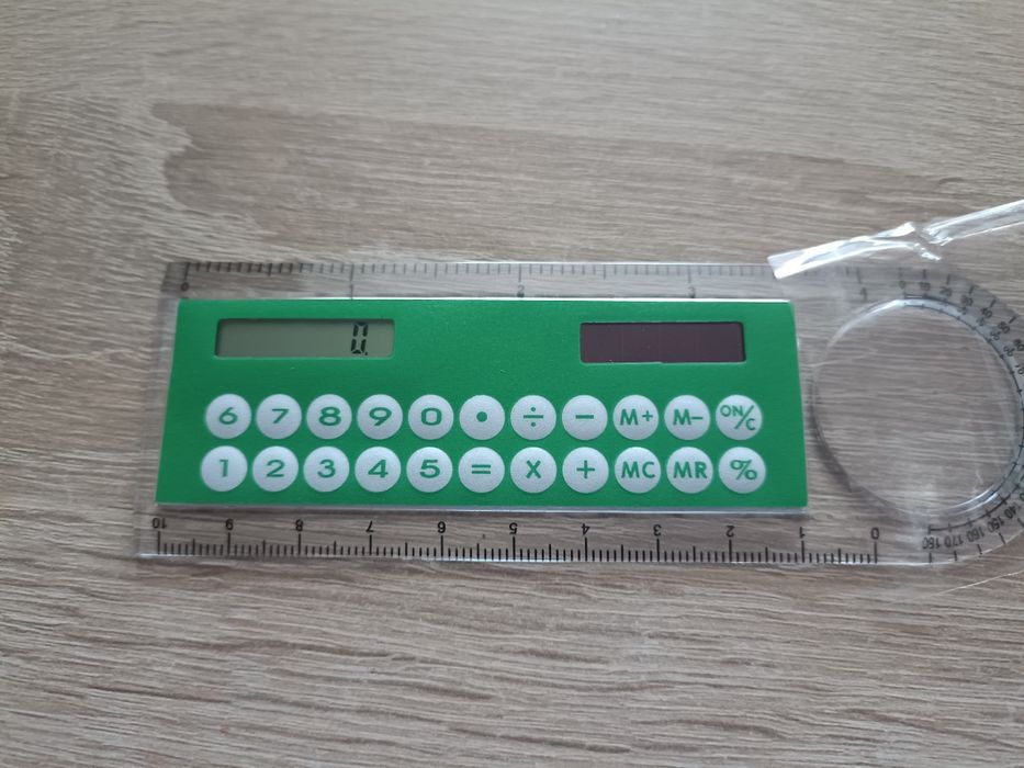 Mini kalkulator słoneczny z przezroczystą linijką i lupą, zielony