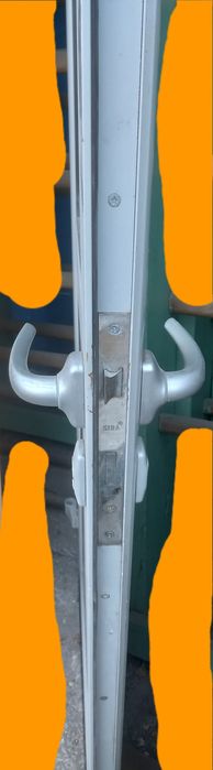 Очень тяжёлая массивная дверь