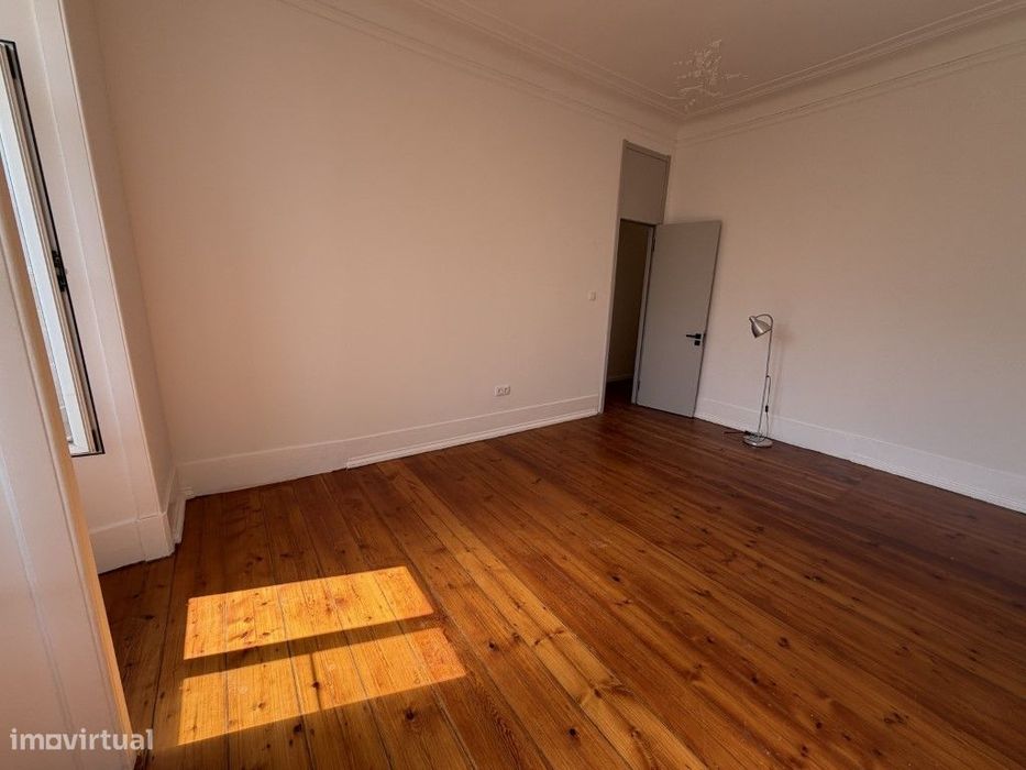 Venda de Apartamento com 7 assoalhadas na Avenida Almirante Reis